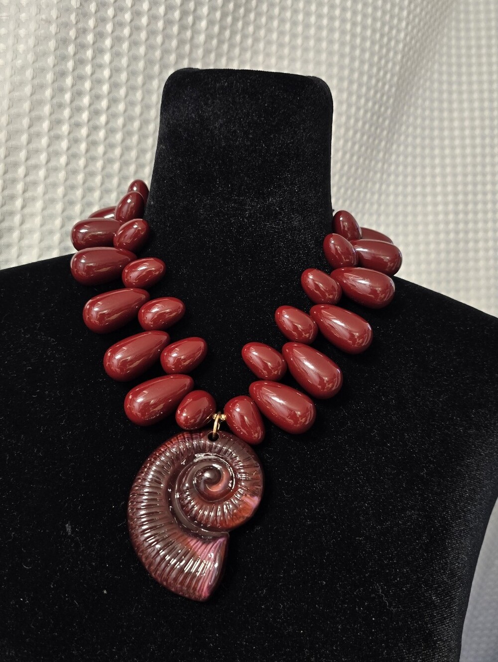 NWT Natasha Chunky Sea Shell Beaded Statement Burgundy Necklace
